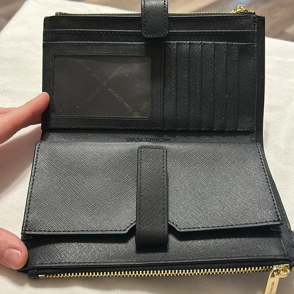 Michael Kors wallet wristlet - Picture 2 of 3